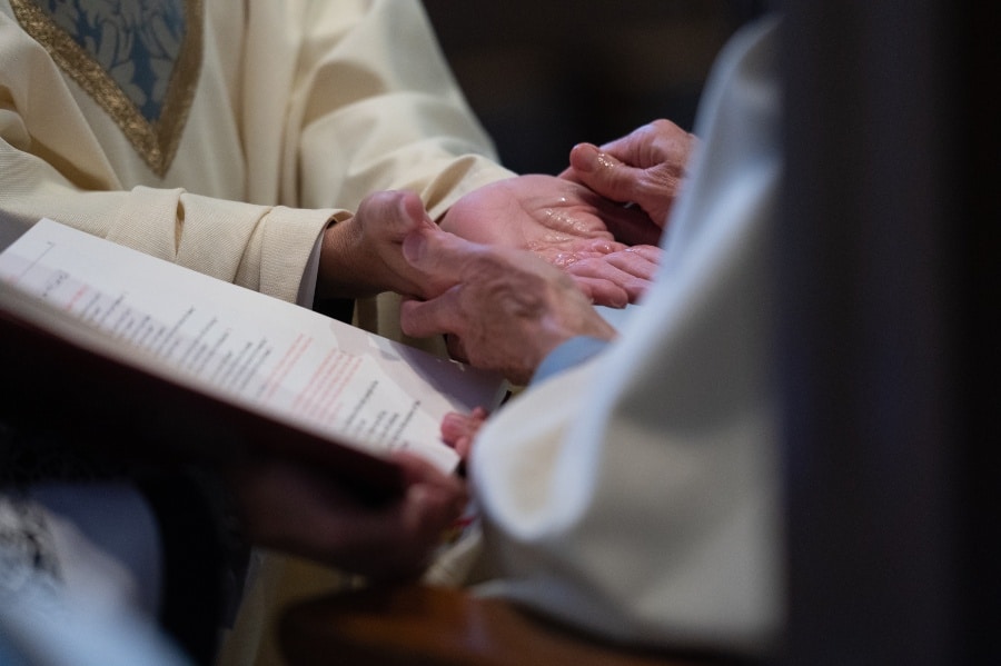 , Rencontrez les nouveaux prêtres qui seront ordonnés en 2024
 avec une requête au petit jour.